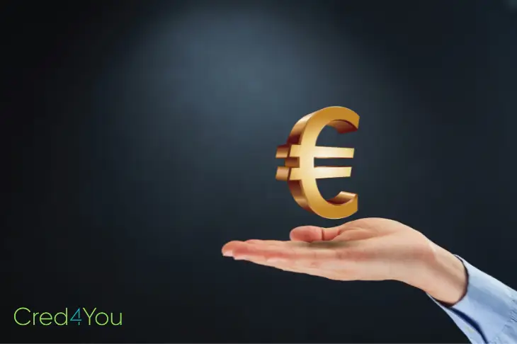 Ausgestreckte Hand mit einem schwebenden goldenen Euro-Symbol vor dunklem Hintergrund, Konzept zum Digitaler Euro.