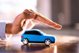 Hand schützt ein kleines blaues Auto, als Symbol für Sicherheit und den Wert von Versicherungen in Deutschland.