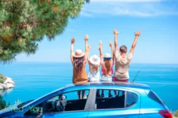 Familie genießt Urlaub am Meer, Symbol für Sicherheit durch Reiseversicherungen.