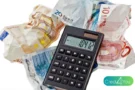 Taschenrechner auf Euro Scheinen als Symbol für Schulden Mythen und finanzielle Fehlannahmen
